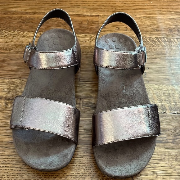 Metallic sandals - Picture 2 of 6